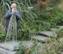 抖開(kāi)塑料衣，大爺竟然“消失”了？