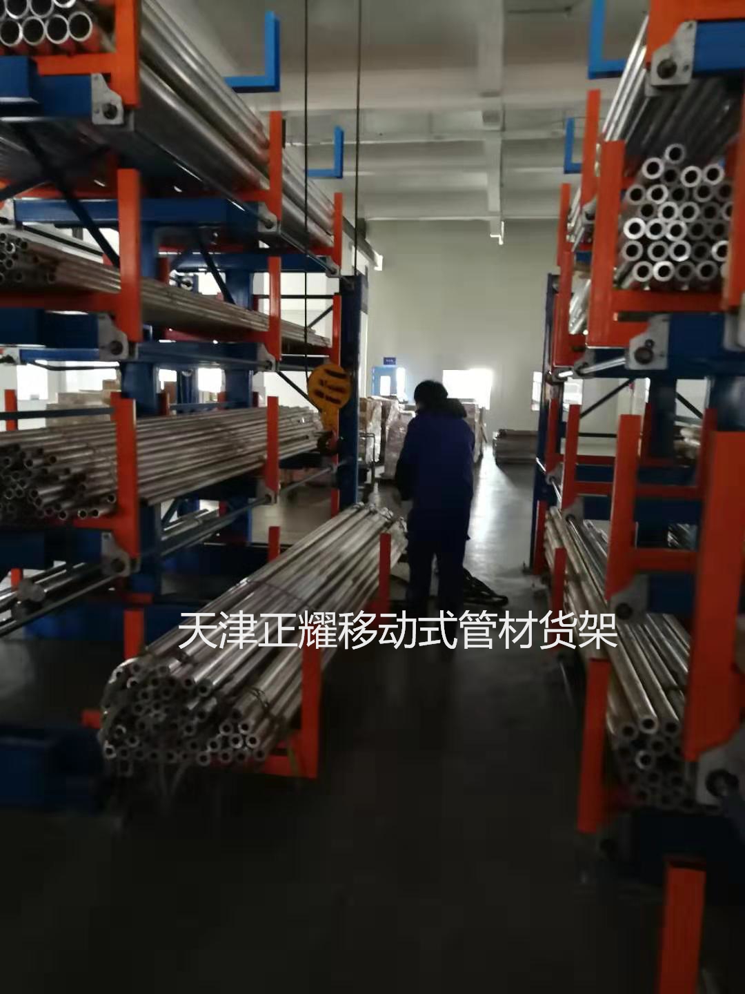 管材貨架移動(dòng)推出式方便吊車存放，中間和底層的管材也可以先使用。