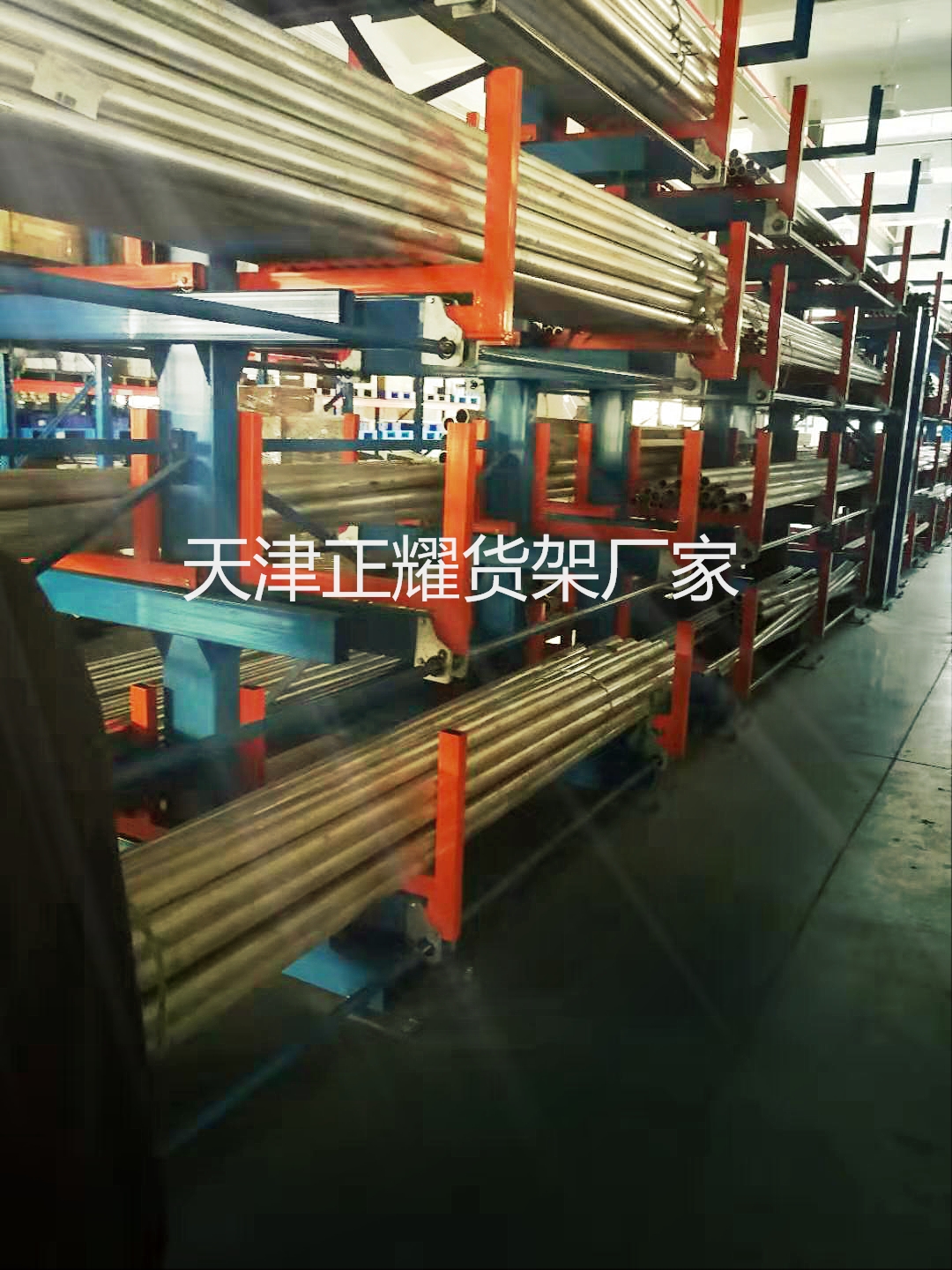 行走的管材貨架存取管材更方便 快捷，實(shí)現(xiàn)管材現(xiàn)代化存儲(chǔ)。